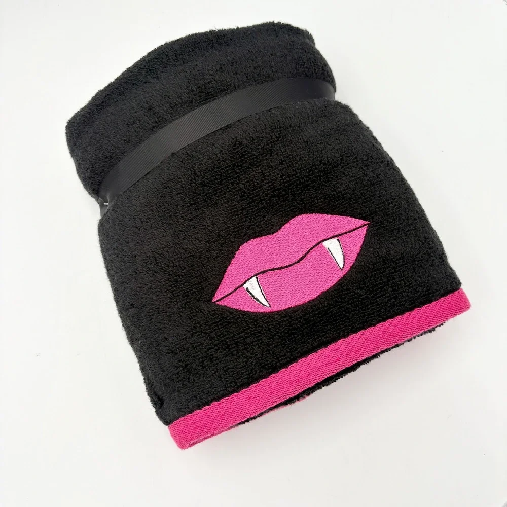 Betsey Johnson Halloween Vampire Lips Black & Pink Hand Towel Set - New
